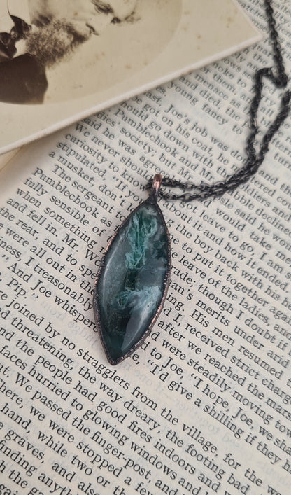 Cabochon de calcédoine verte - Pierre précieuse ovale - Cuivre électroformé