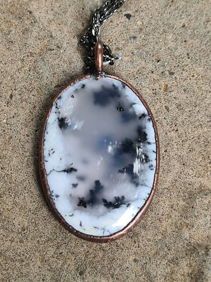 Pendentif électroformé en cuivre opale dendritique, idée cadeau unique de collier de conte de fées fantastique fait à la main, pendentif en cristal avec pierre de naissance d'octobre