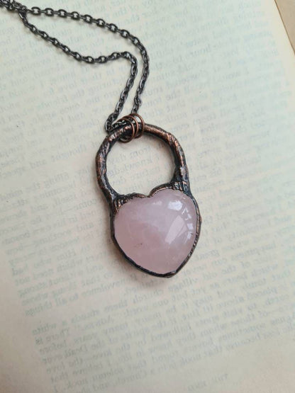 Pendentif en quartz rose - Pierre précieuse en forme de cœur - Cuivre électroformé