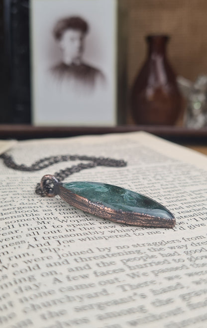 Cabochon de calcédoine verte - Pierre précieuse ovale - Cuivre électroformé