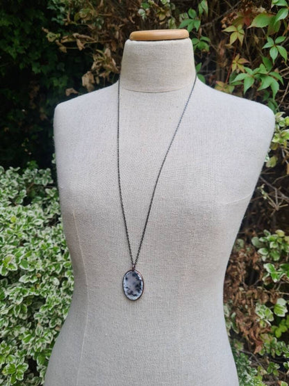 Pendentif électroformé en cuivre opale dendritique, idée cadeau unique de collier de conte de fées fantastique fait à la main, pendentif en cristal avec pierre de naissance d'octobre