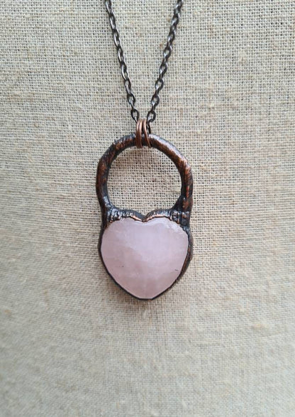 Pendentif en quartz rose - Pierre précieuse en forme de cœur - Cuivre électroformé